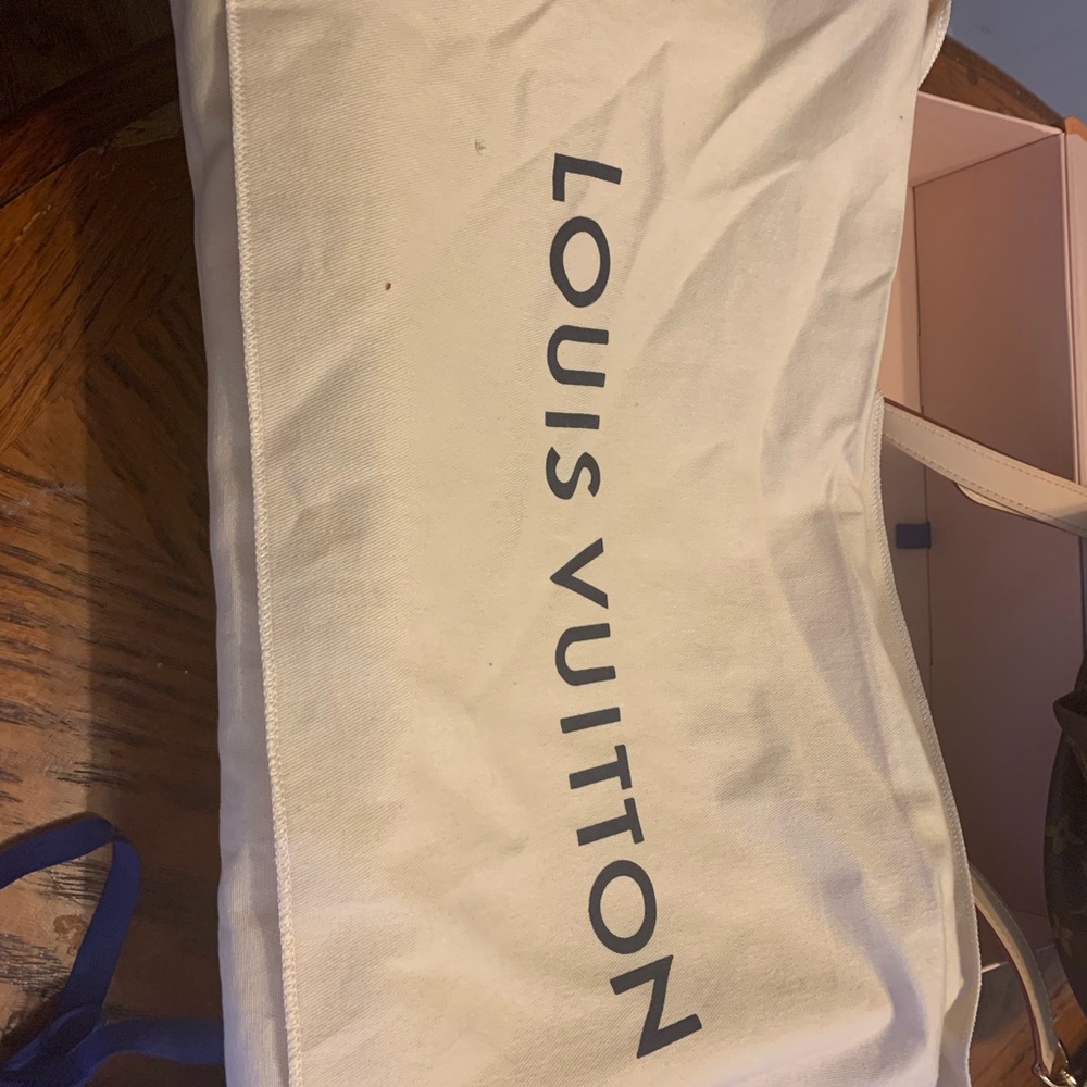 Authentic lv - Picture 5 of 8